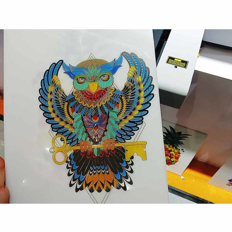 Stampa digitale a piattaforma UV a 8 canali per la stampa di materiali plastici acrilici metallici lucidi